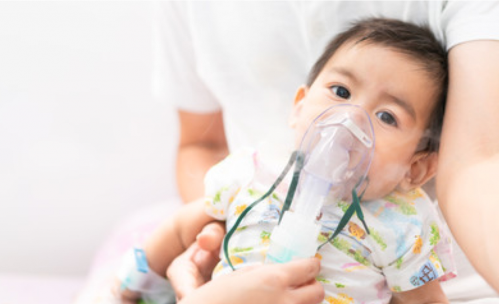 Bébé avec de l'asthme